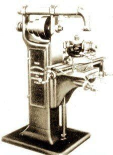 Con la fresadora universal construida en 1884 por Cincinnati, a la que se incorpora por vez primera un carnero cilíndrico desplazable axialmente.