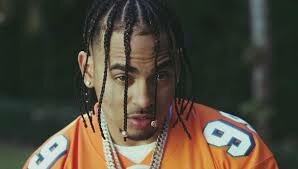 empezó a llamar la atención del publico con una canción