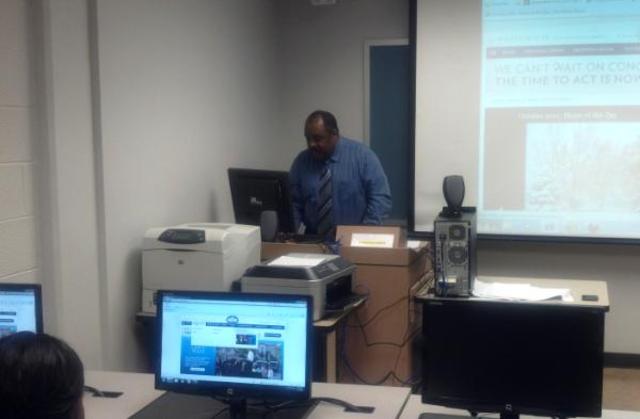 DEPT/UNIV. SERVICE: Smith conducts multimedia workshop for JOMC's High School Media Day