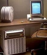 Xerox PARC introduce el Alto con un ratón y capaz de imprimir.