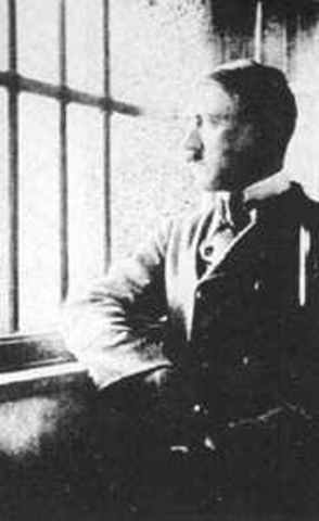 Hitler krijgt gevangenisstraf van 5 jaar.