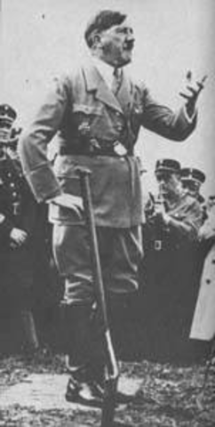 Adolf Hitler hield zijn eerste Nazi-bijeenkomst in Berlijn.