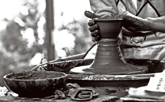 LA ACTIVIDAD INDUSTRIAL Y LAS ARTESANIAS