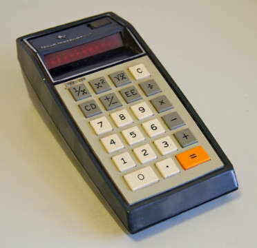 Primera calculadora científica SR-10