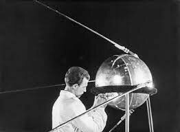 Mijail Vasilievich Lomonósov toma fotografia de un putnik soviético por primera vez.