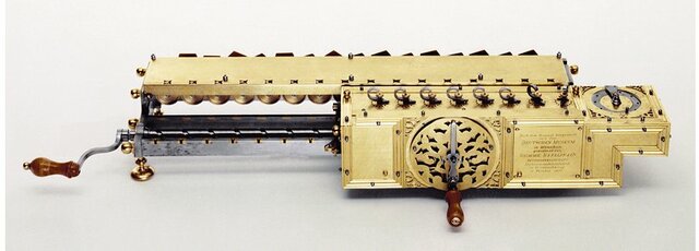 Gottfried  Leibnitz inventa una máquina capaz de ralizar operacones mas complejas