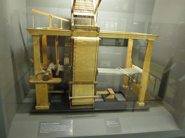 Basilio  Bouchon, que, en 1722, ideó un sistema para seleccionar de forma automática los hilos a desplazar en el  paso del huso para obtener el dibujo deseado.