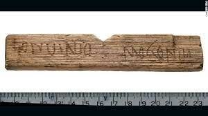 Madera, tablillas de cera, corteza de árboles, huesos.