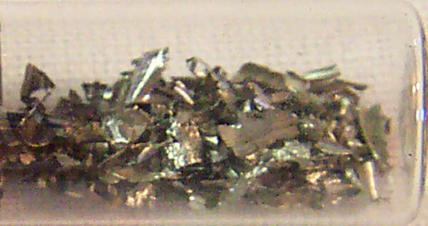 Klaproth extrajo el óxido de otro nuevo metal de una piedra 1789 semipreciosa llamada circón, y denominó a este elemento «circonio».