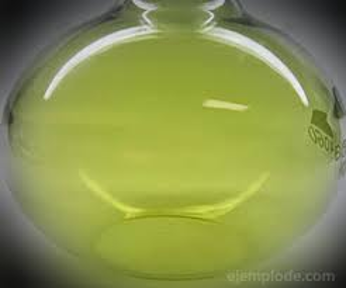 Davy informa de unos experimentos que parecían mostrar que el gas verde que Scheele había obtenido del ácido clorhídrico era un elemento, no un compuesto, como Scheele había creído. Davy lo llamó cloro por su color verde.