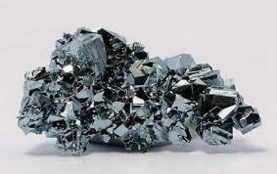 Karl Karlovich Klaus descubre el rutenio.