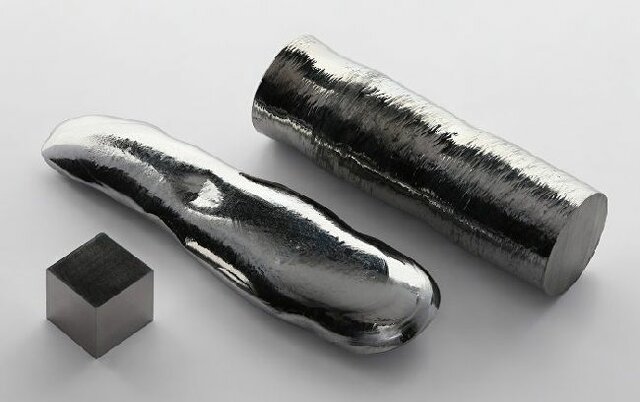 Walter Noddack, Ida Tacke y Otto Berg, llevaron a cabo una investigación sistemática con rayos X de algunos minerales, para descubrir nuevos elementos,descubrieron el elemento número 75. Lo llamaron renio.