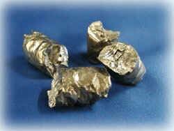 el físico alemán Dirk Coster y el químico húngaro Georg von Hevesy descubren el hafnio.