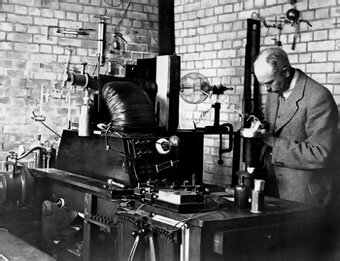 Francis William Aston desarrollo un instrumento que separa los elementos estables de diferentes pesos al estimularlos en un campo magnético «espectrógrafo de masas»