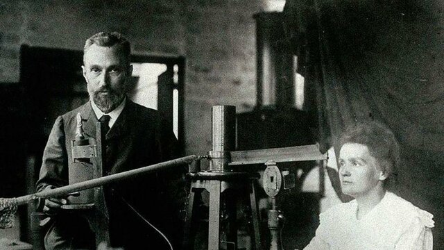 Marie y Pierre Curie, descubren el polonio y radio.
