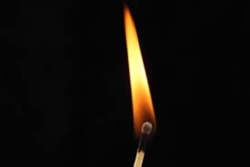 Vasili Vladimirovich Petrov demostra que, en el vacío (es decir, sin oxígeno), el fósforo no ardía y los metales no dejaban residuos