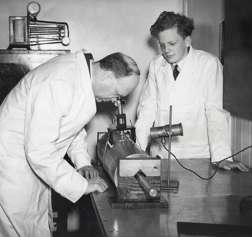 Robert John Strutt. Descubrió que el «nitrógeno» del aire pesaba ligeramente más que las muestras de nitrógeno de los minerales que contenían nitrógeno.