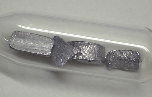 William Crookes descubre el talio.