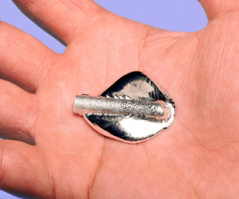 Paul Émile Lecoq de Boisbaudran detectó algunas raras líneas espectrales en un mineral que había recibido de unas minas de cinc de los Pirineos, a este nuevo elemento lo llamo galio (que era la primera profesia de Mendeléyev ekaaluminio)