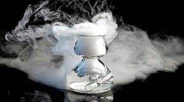 Robert John Strutt, descubrió que el nitrógeno del aire pesaba ligeramente más que las muestras de nitrógeno de los minerales que contenían nitrógeno.