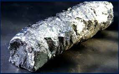 Dirk Coster y el químico húngaro Georg von Hevesy descubren el hafnio