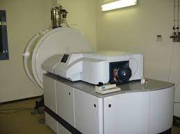 Francis William Aston desarrollo un instrumento que separa los elementos estables de diferentes pesos al estimularlos en un campo magnético «espectrógrafo de masas»