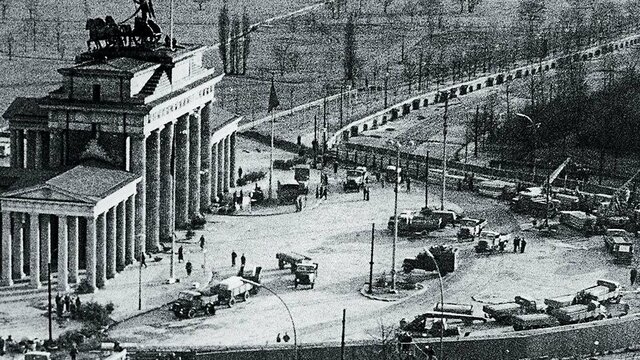 Se crea el Muro de Berlín