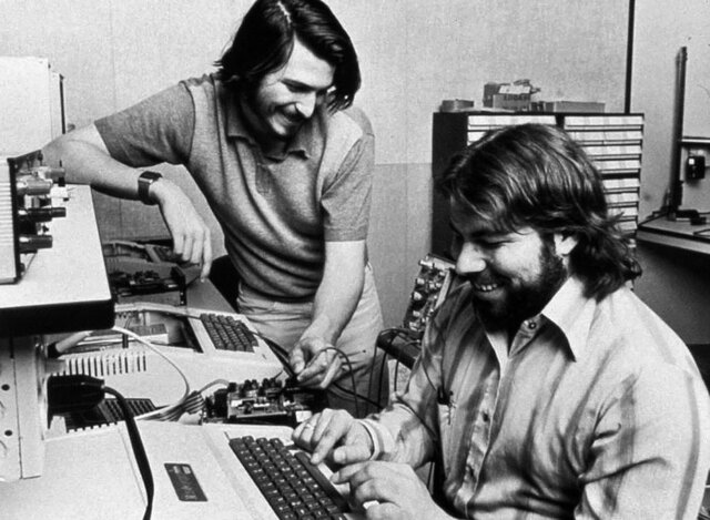 Steve Jobs, Steve Wozniak y Mike Markkula fundan Apple