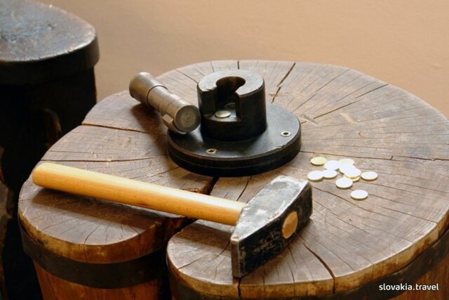 Az első érmeverés forgalomba hozása