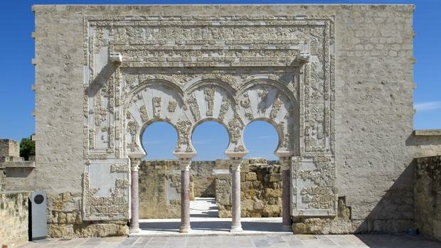 es fundada la ciudad palacio Medina Azahara