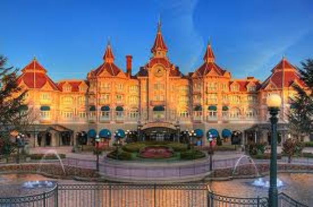 Disneyland hotel opens