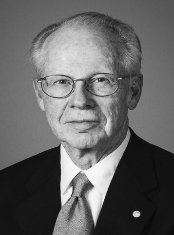 E. Wiliamson es considerado como el principal representante del enfoque de rasgos y factores donde el individuo juega un papel predominante