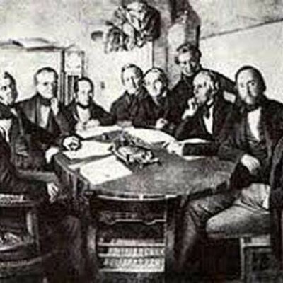 Timeline: Contexto histórico de la Administración Pública y gestión de recursos.