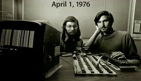 Steve Jobs, Steve Wozniak, Mike Markkula y otros amigos fundan Apple