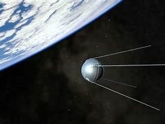 Lanzamiento del primer satélite orbital