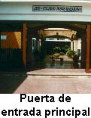 Puerta principal del Colegio Jesús Nazareno