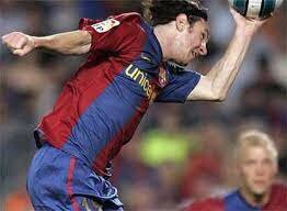 Messi vuelve a imitar a Maradona; ahora con "la mano de Dios