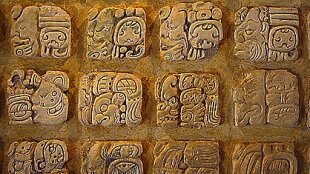 primera aparición del alfabeto maya