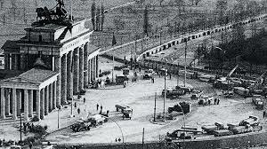 Se construye la parte oriental del muro de Berlín