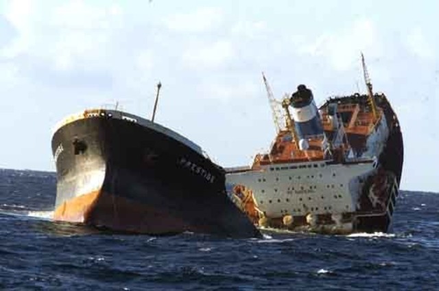 Se hunde el Prestige creando una de las peores mareas negras