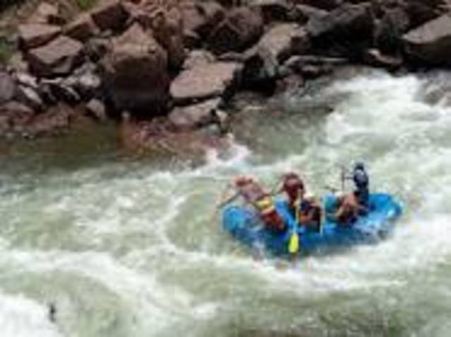 Rafting en aguas bravas y Tirola