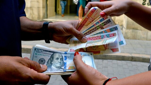 VENIA UNA CRISIS Y TODOS LOS QUE PUDIERON, SACARON DINERO DEL PAIS