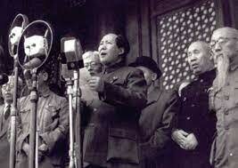 Es derrocado el gobierno chino (Chang Kai-Shek) por los comunistas (Mao Zedong)