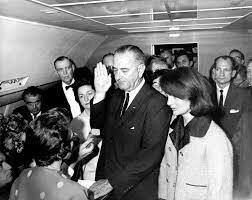 Kennedy es asesinado. Entra al poder el vicepresidente Lyndon Baines Jonson.