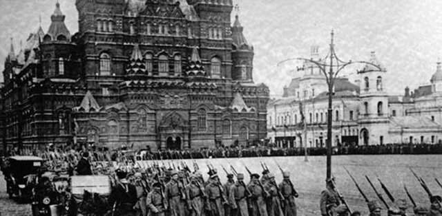 huelga de 186 000 obreros en San Petersburgo.