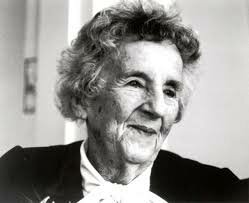 Virginia Henderson crea la teoría sobre la definición de la enfermería clínica.