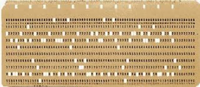 Mediante tarjetas perforadas los datos se introducen al ordenador