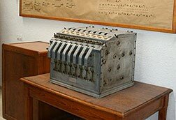 Máquina calculadora de Leonardo Torres Quevedo. (2 de abril de 1852)