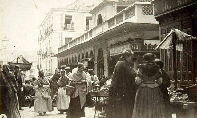 Familia y comunidad son sustituidas por Estado y mercado. Extinción masiva de plantas y animales.
