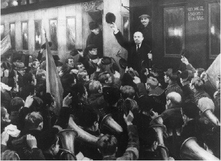 Lenin hace la proclamación de sus famosas "tesis de abril" ante una asamblea de socialdemócratas